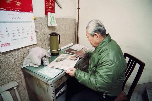 香港高层公寓楼里的看门“老大爷”（香港《南华早报》网站）