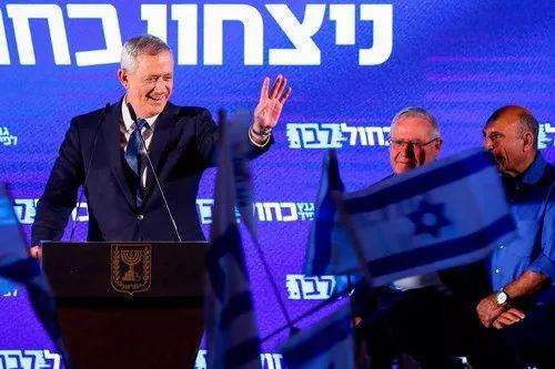 4月7日，在以色列特拉维夫，以色列蓝白党领导人之一、前国防军总参谋长本尼·甘茨（左一）在竞选集会上向支持者挥手。新华社/法新
