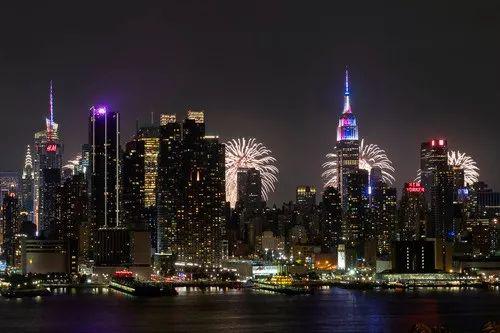 这是2018年7月4日在美国新泽西州威霍肯拍摄的纽约烟花表演和夜景。新华社记者李木子摄
