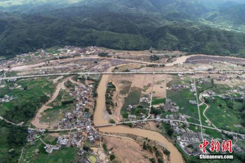 南方强降雨:南方遭今年来最强降雨 14日起强降雨暂“退赛” 据广东省河源市防汛防旱防风指挥部办公室统计,截至6月11日,暴雨导致河源全市63个乡镇不同程度受灾。图为航拍镜头下的广东省河源市连平县上坪镇。中新社记者 陈骥旻 摄
