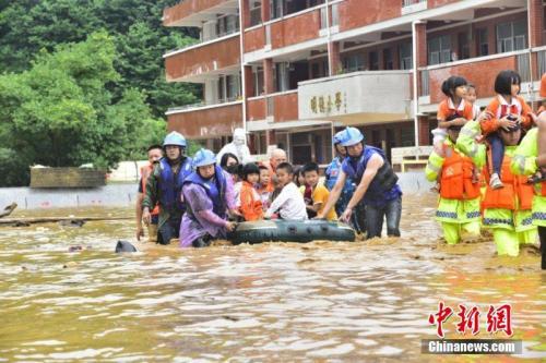 南方强降雨:南方遭今年来最强降雨 14日起强降雨暂“退赛” 6月9日至10日,江西省龙南县普降暴雨,该县地势低洼的杨村镇中心小学师生被洪水围困。截至10日17时,该小学1309名师生全部安全转移。文/叶波 王剑 图/叶波