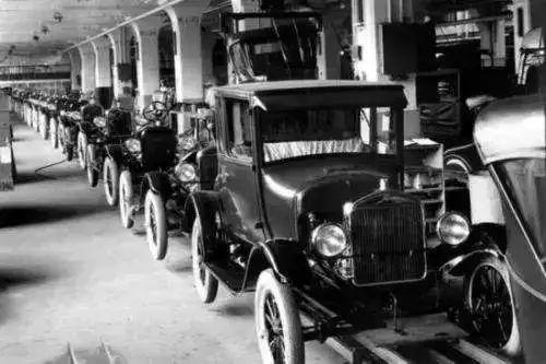 （1913年，美国福特汽车公司开发出第一条汽车生产线）