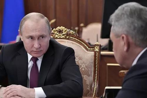 2019年2月2日，俄罗斯总统普京（左）会晤国防部长绍伊古和外交部长拉夫罗夫（不在画面中）。新华社/卫星社