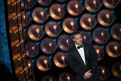 　　2014年3月2日，布拉德·皮特在奥斯卡颁奖礼现场介绍获得最佳影片提名的影片《为奴十二年》。（新华社）