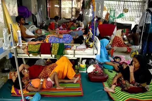 8月6日，在孟加拉国首都达卡的一家医院，由于病人大幅增多，医院床位紧张，一些患者在地上接受治疗。新华社发
