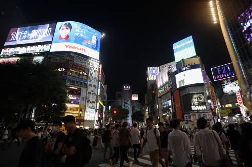 图为在日本东京，人们走过涩谷街头的十字路口。新华社