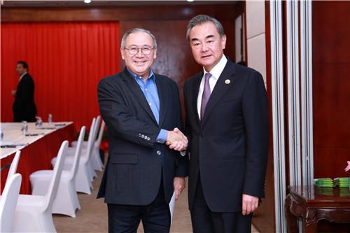 王毅会见菲律宾外长洛钦