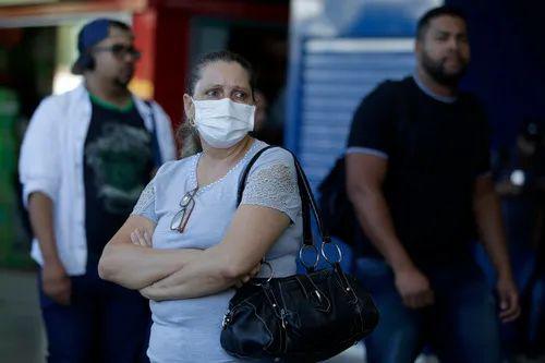 3月17日，在巴西首都巴西利亚中央车站，一名乘客戴口罩出行。新华社发（卢西奥·塔沃拉摄）