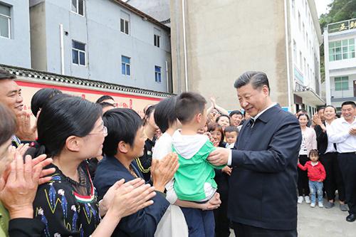 习近平总书记在宜昌市许家冲村与村民亲切交谈。（图片来源 新华社）