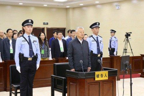  被告人白恩培在法庭上接受审判。
