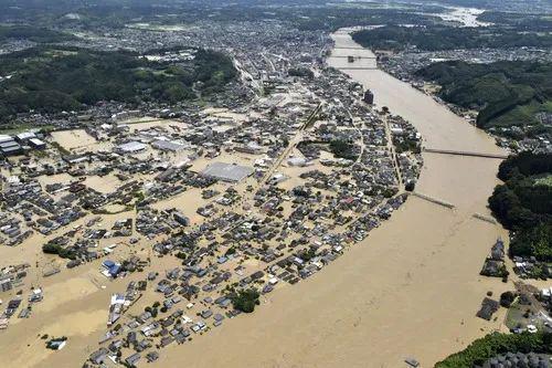  7月4日，日本熊本县人吉市的部分街道被洪水淹没（航拍照片）。新华社/共同社