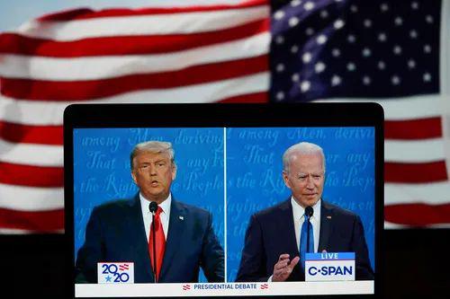 这张10月22日在美国弗吉尼亚州阿灵顿拍摄的视频画面显示，美国总统特朗普（左）与民主党总统候选人拜登在田纳西州纳什维尔市参加最后一场总统候选人电视辩论。新华社记者 刘杰 摄