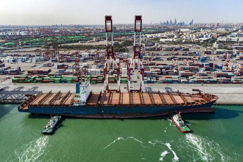 10月27日，一艘货轮停靠天津港。天津港集团正式开通运营今年第四条“一带一路”新航线（无人机照片）。新华社发