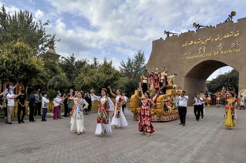 新疆喀什古城景区举行开城仪式，欢迎游客入城游览（9月11日摄）。新华社记者 马锴 摄