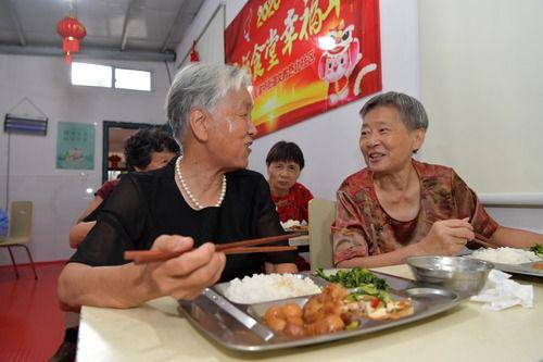 在江西省南昌市东湖区彭家桥街道文教路北社区，老人们在社区的“幸福食堂”吃午饭（7月29日摄）。新华社记者 彭昭之 摄