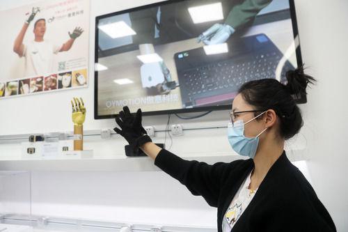 在上海张江人工智能岛内，工作人员在展示“智能神经仿生手”（11月3日摄）。新华社记者 丁汀 摄
