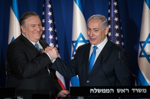  2019年3月21日，在耶路撒冷，以色列总理内塔尼亚胡（右）与到访的美国国务卿蓬佩奥在记者招待会上握手。新华社/基尼图片社
