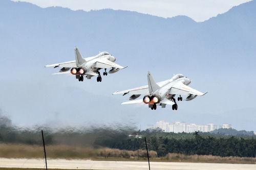 1月5日，南部战区海军航空兵某旅组织新年度首次飞行训练。这是双机起飞。新华社发（赖伟 摄）