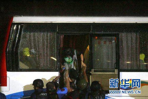  菲律宾不时爆出华人华侨遭绑架事件，图为香港一个旅行团于2010年在马尼拉遭到劫持，警察从被劫持的大巴中救出一名人质。（图/新华网）