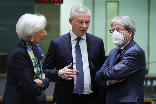 　　3月14日，欧洲央行行长拉加德（左）、法国经济与财政部长布鲁诺·勒梅尔（中）、欧盟委员会负责经济事务的委员保罗·真蒂洛尼在比利时布鲁塞尔出席欧元集团会议时交谈。新华社发