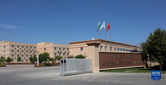 这是2018年5月8日拍摄的乌兹别克斯坦鹏盛工业园入口.