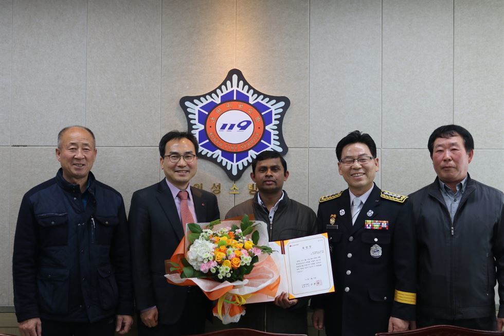 韩国消防局向Nimal Siri颁奖（《韩国时报》）