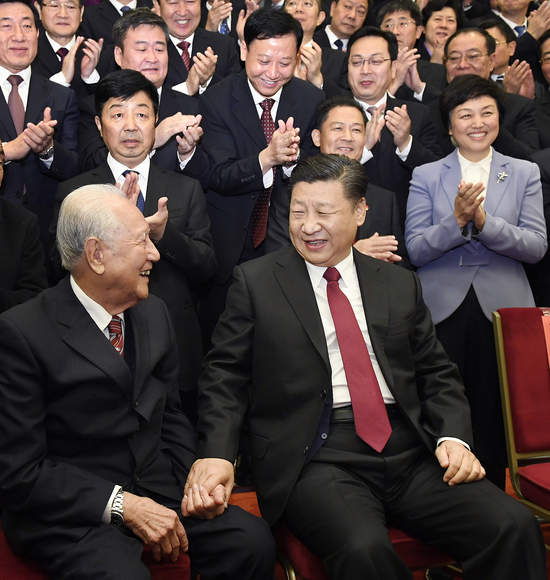 2017年11月17日，全国精神文明建设表彰大会在北京人民大会堂举行。会前，习近平总书记会见与会代表。这是习近平邀请黄旭华、黄大发代表坐在自己身边合影。