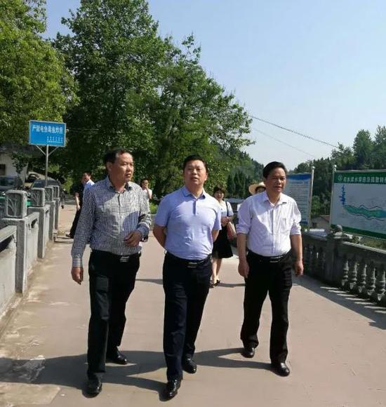 图:2018年4月29日,时任岳池县委常委,副县长刘俊(中)到响水滩水库检查