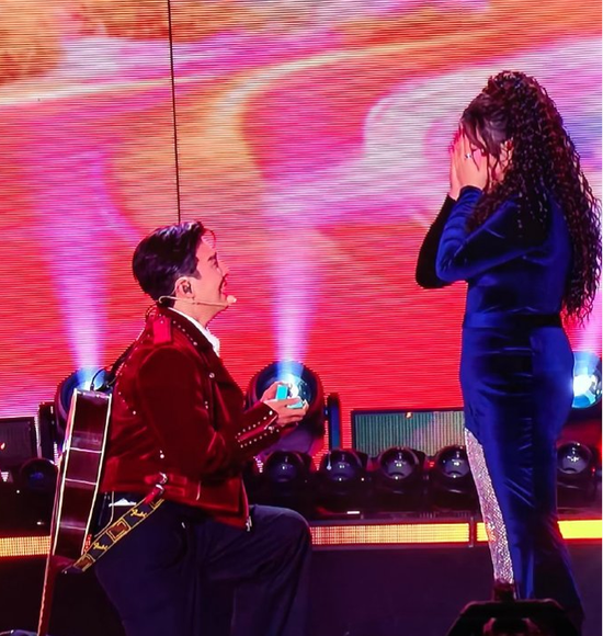 今夜甜度超标！跨年晚会上这幕让观众激动了：好幸福啊