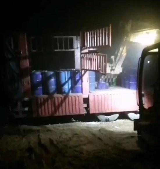  ▲2019 年 12 月 9 日晚，郓城县西营窑厂复垦用地，填埋者所发视频显示正在填埋装有 危废品的铁桶。新京报记者 王飞 摄