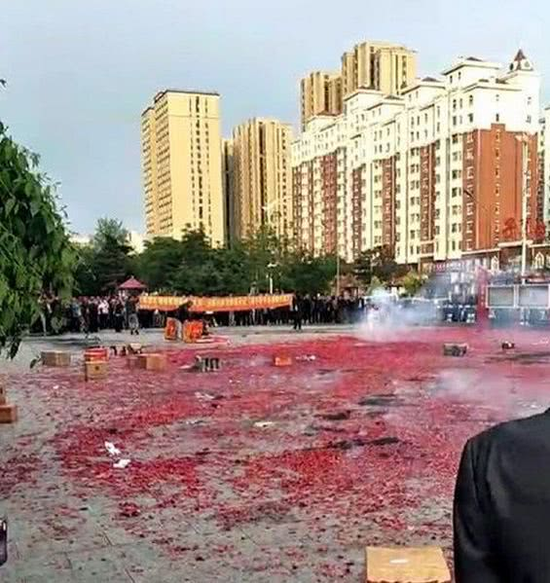 梁万春被抓时，光明村村民在村委附近连放了两天鞭炮