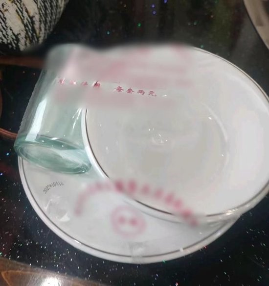 要不咱们小酌一杯？特朗普为了查尔斯三世取消威士忌关税