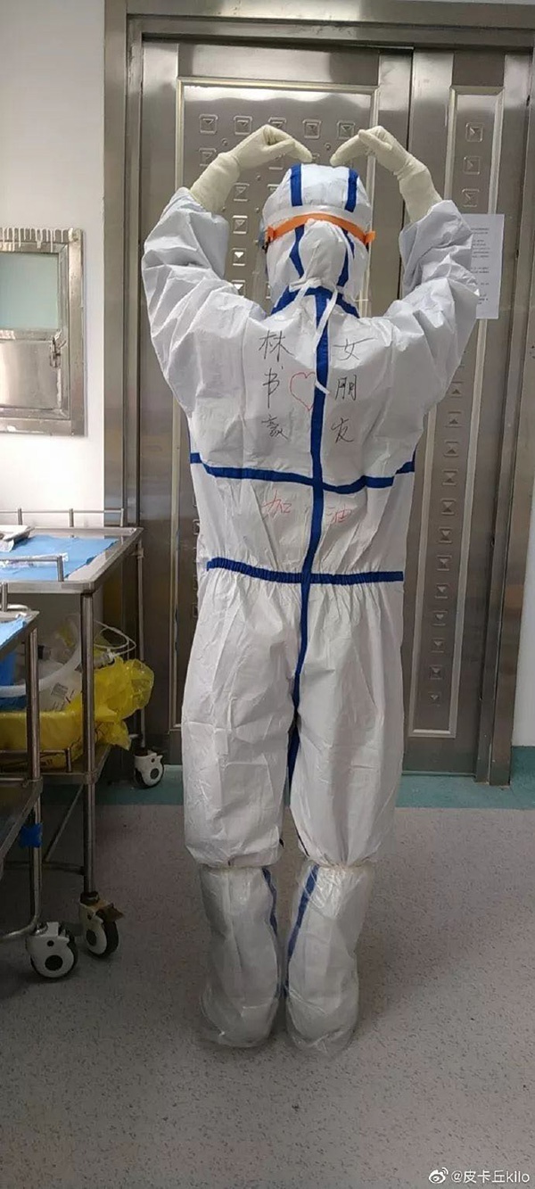 90后护士沈妍在自己的防护服上写了“林书豪女朋友”。