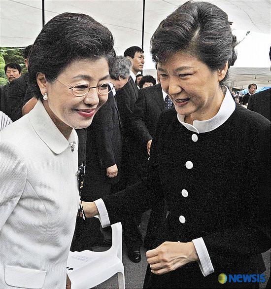 朴槿惠与妹妹朴槿令（纽西斯通讯社）