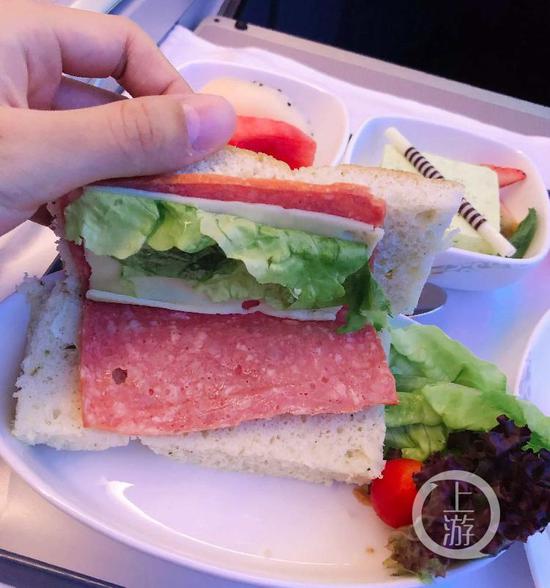 ▲机上餐饮服务被指缩水，以前的主食正餐被三明治替代。图片来源：飞客茶馆网友