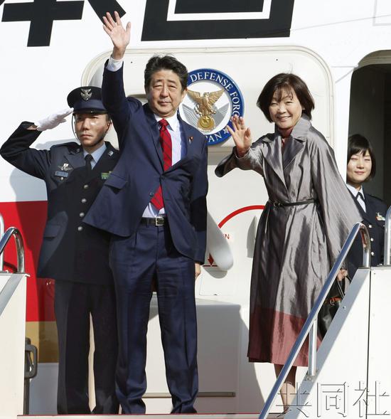 1543474196930100.jpg 安倍与夫人昭惠在羽田机场(共同社)