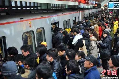 材料图:北京地铁四惠站的人潮 金硕 摄
