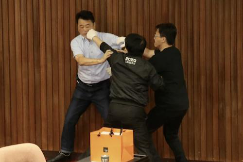 藍(lán)綠雙方“立委”在會場內(nèi)爆發(fā)肢體沖突(聯(lián)合新聞網(wǎng))