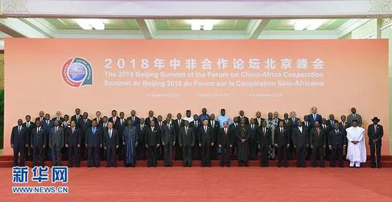 9月3日，中非合作论坛北京峰会在人民大会堂隆重开幕。中国国家主席习近平出席开幕式并发表题为《携手共命运 同心促发展》的主旨讲话。这是开幕式前，习近平同出席论坛峰会的外方领导人集体合影。 新华社记者 张领 摄