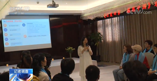 神医授课称用意念治百病 学员受引导拥抱成泪人