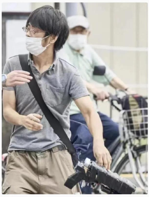 ▲犯罪嫌疑人手持自制枪支