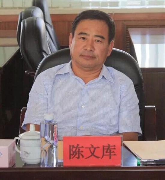 早年曾担任过乌海市团委办公室副主任,办公室主任,团委副书记,乌海市