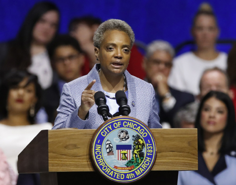 美国芝加哥首位黑人女市长洛丽·莱特富特在就职典礼上发表讲话。（图源：美联社）