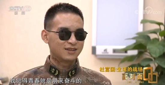 为什么要写“永远前进”?杜富国:因为我不向后看