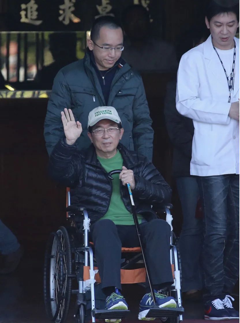 ·年事已高的陈水扁要靠轮椅出行。