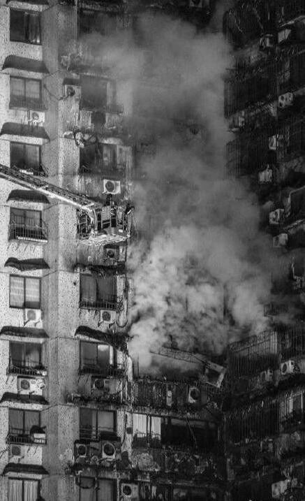 明火被扑灭后的现场。网友@大胡子恒哥 现场拍摄