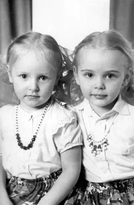 ·玛利亚（右）和妹妹