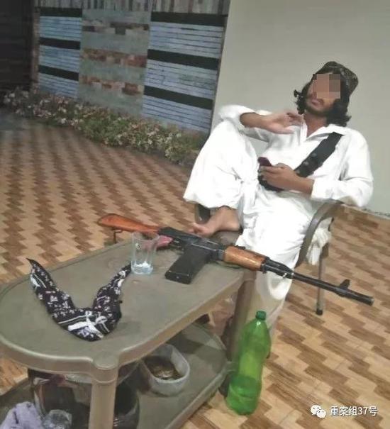 ▲在王振杰等人居住的巴基斯坦拉合尔的别墅内,有多名持枪保安,王振杰翻墙逃跑时就被保安持枪逼回。受访者供图
