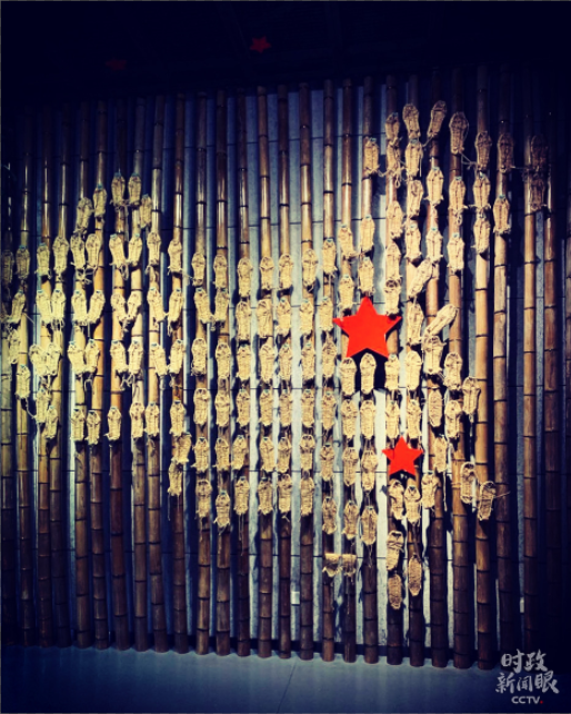 △江西省于都县的中央红军长征出发纪念馆里，有一样特别的展品——“草鞋地图”。这是纪念红军长征胜利80周年时，用红五星和80双草鞋绘制出的中国地图。（央视记者邢彬拍摄）