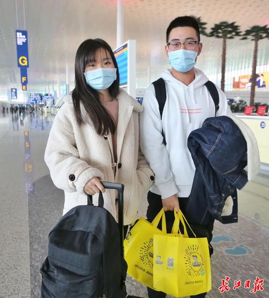  12月28日上午，天河机场候机厅，放假的大学生准备乘机返回家乡。（图片来源：长江日报）